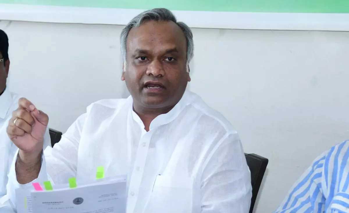 कर्नाटक के मंत्री ने सिद्दारमैया को कारण बताओ नोटिस जारी करने पर कहा, यह सही नहीं है कर्नाटक के मंत्री ने सिद्दारमैया को कारण बताओ नोटिस जारी करने पर कहा, यह सही नहीं है